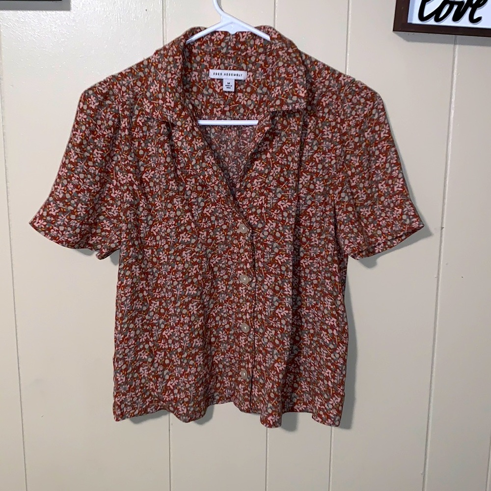 Brown blouse with flowers, short sleeve, collar neck, crop top, size M.